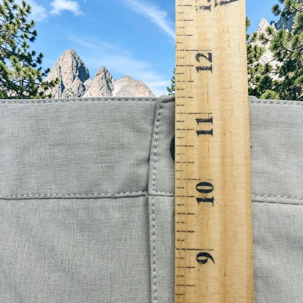 Vuori Aim Chino Golf Shorts Mens Size 36x8 Beige Style V368 Slash & Zip Pockets